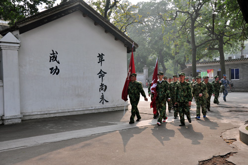 金艾陶在廣州黃埔軍校進行軍事拓展特訓